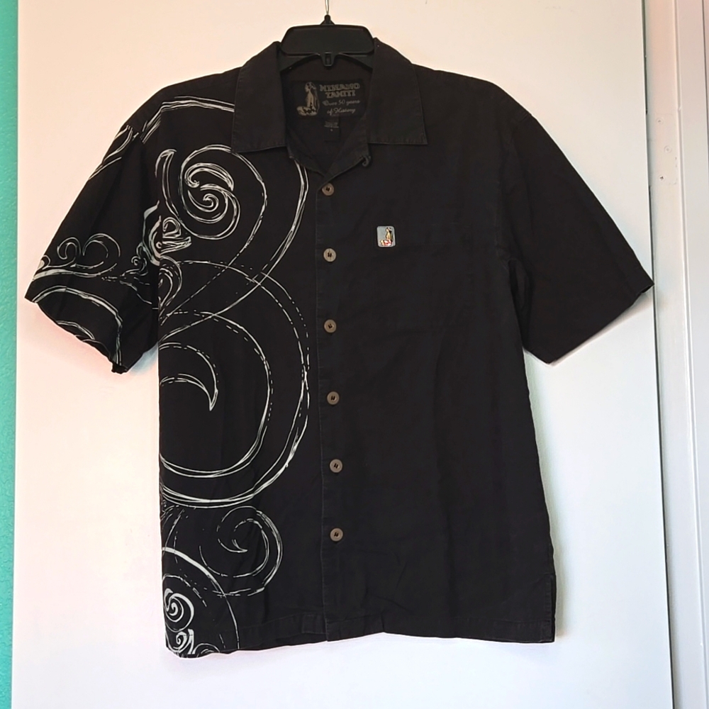 Hinano Tahiti Men"s Button Up Collar Shirt Size S, in Black with Gray Designs
